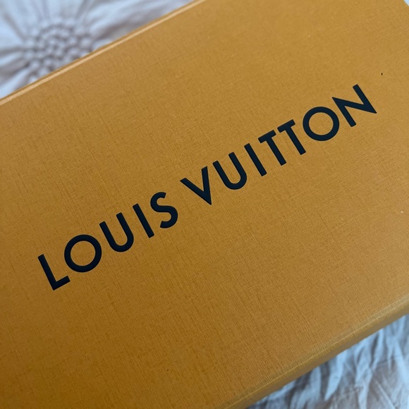 Authentic 100 % Silk Large Louis Vuitton Scarf - Picture 3 of 6